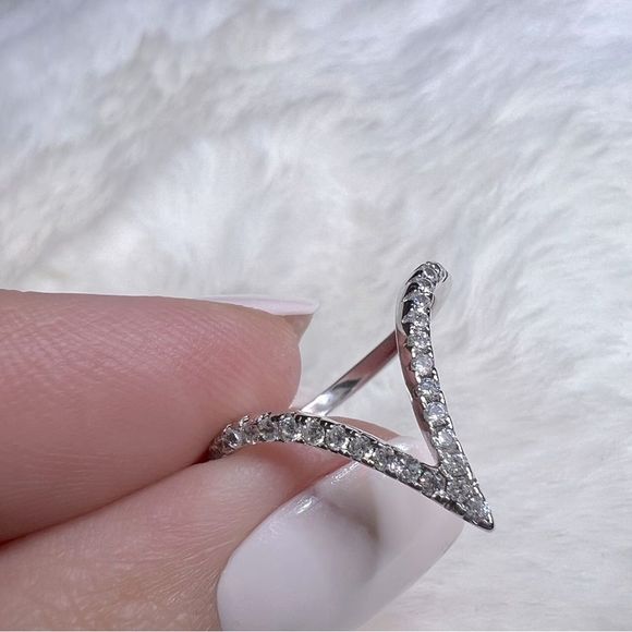 V paved diamond ring - Picture 4 of 8